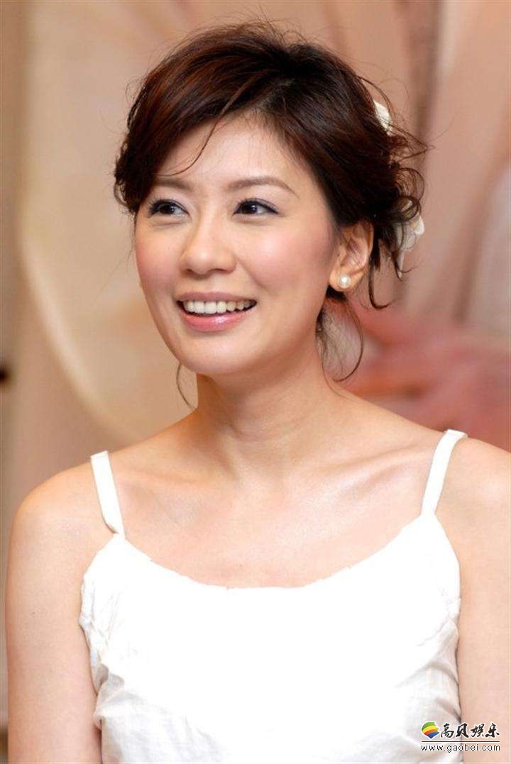 贾静雯晒出团队合照：做着鬼马表情，一改女神形象