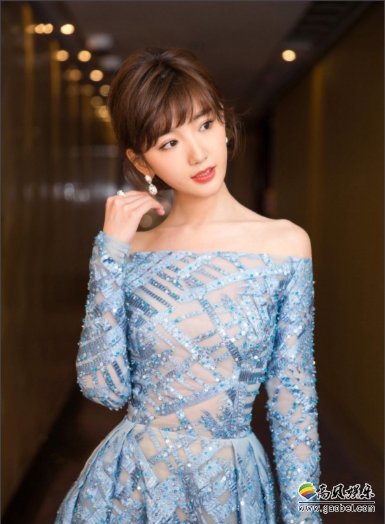 毛晓彤现身某活动：展露美背优雅迷人，尽显好身材