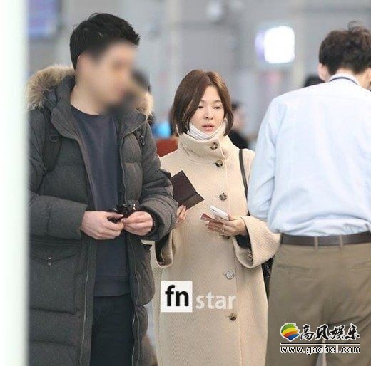 宋慧乔素颜现身机场前往北京出席某活动  无名指婚戒抢镜