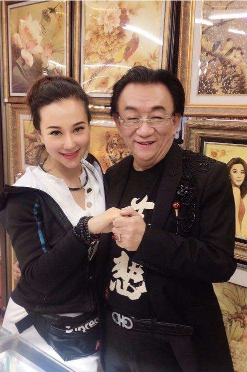 侯耀华赠送美女徒弟名表豪包!经纪人:非师徒关系 侯耀华赠送美女徒弟名表豪包!经纪人:非师徒关系