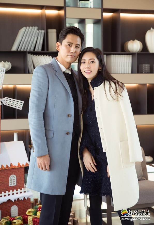 于晓光夫妇参加活动：秋瓷炫裙装巧妙遮挡微凸孕肚