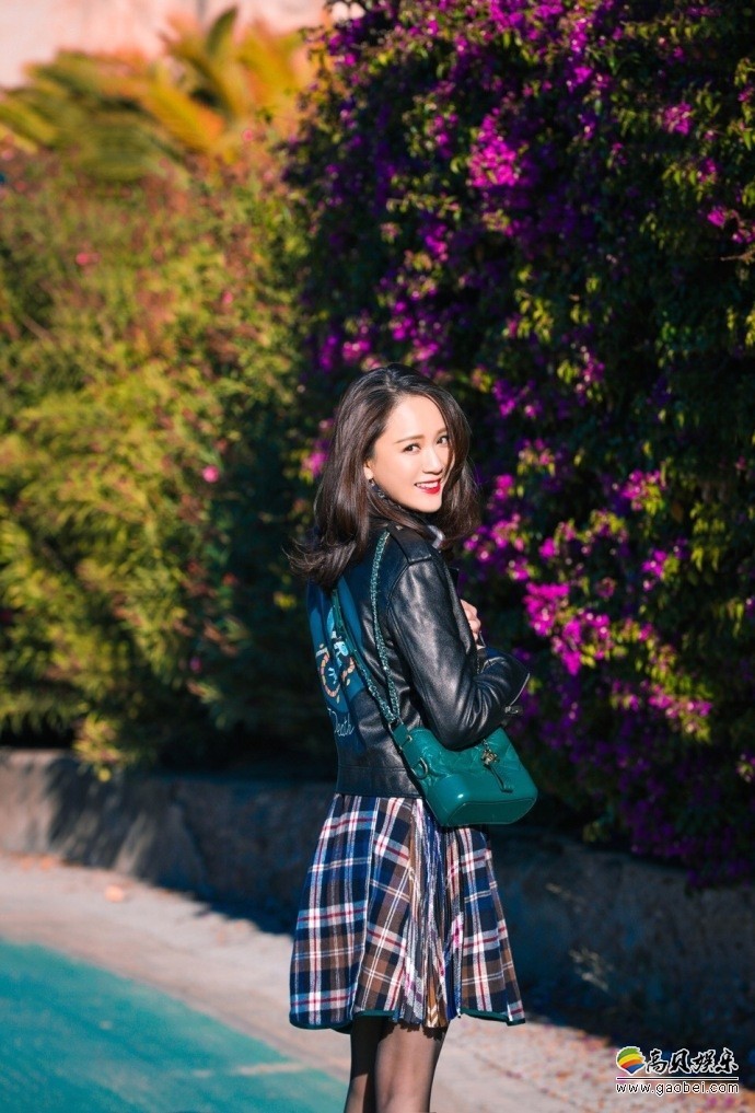 陈乔恩街拍：笑容如同冬日阳光般温暖，极具感染力