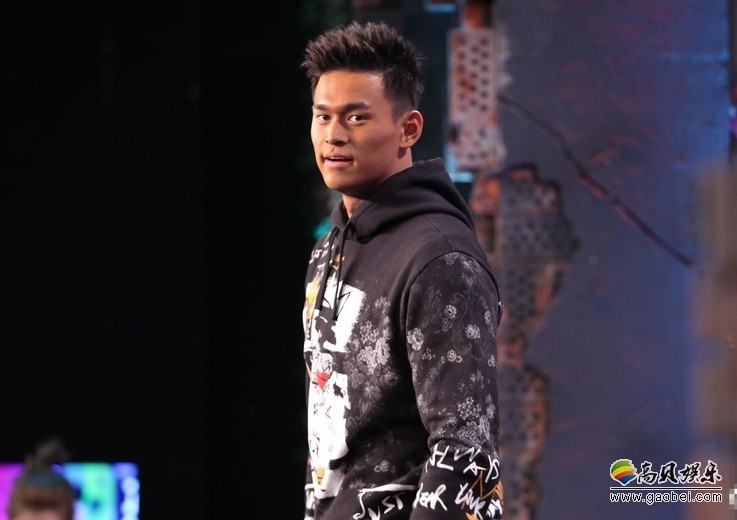 孙杨录制节目照片：黑皮肤超吸睛！乍一看以为是包公