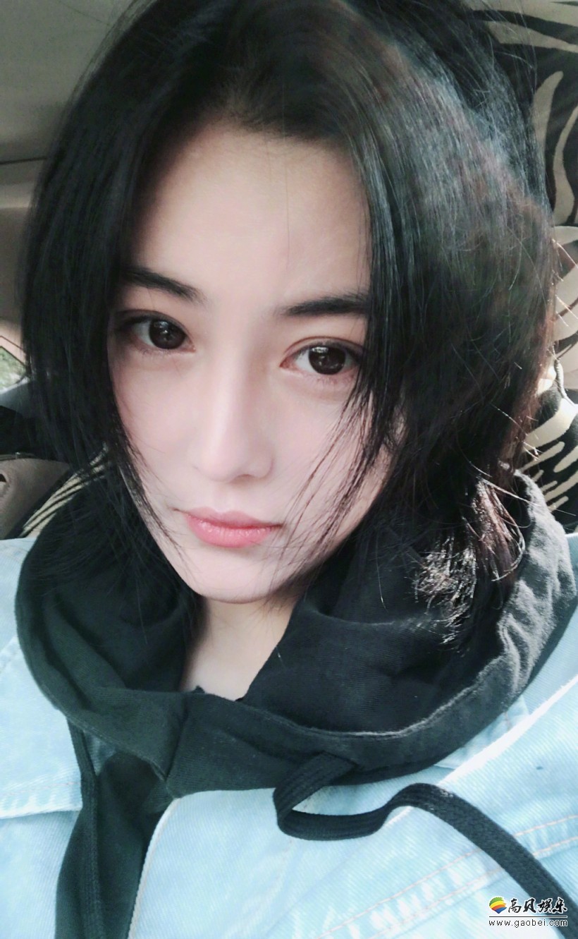 张馨予“囧事”身份证被卡进车里！经纪人“残忍嘲笑”