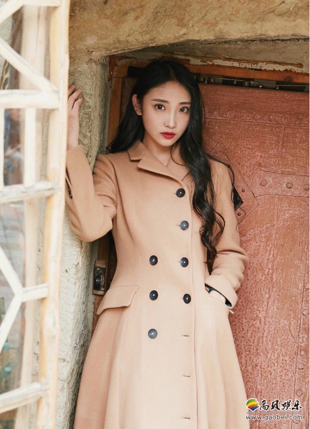 许梦圆写真大片：注目凝望，尽显眼神魅惑，复古优雅