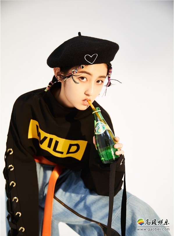 张子枫写真照：姿态随性，古灵精怪，尽展蓬勃清新感