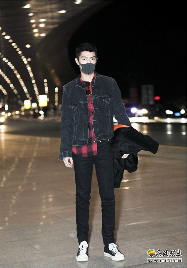 盛一伦现身机场：修身牛仔装出镜，休闲随意之即视感