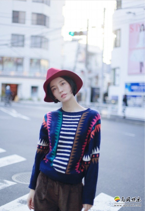 吕佳容日本街拍：露出修长美腿，整体造型沉稳不沉闷