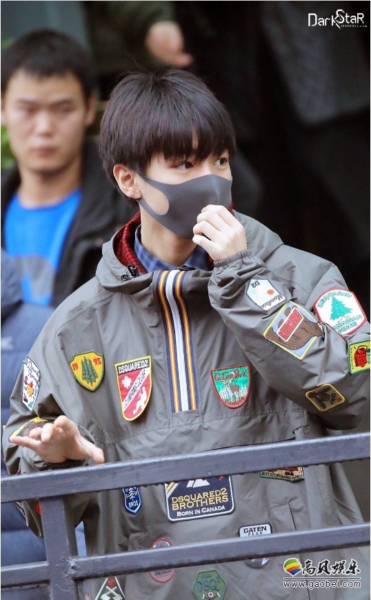 王俊凯录制快乐大本营：寒风中向粉丝挥手“暖心满分”