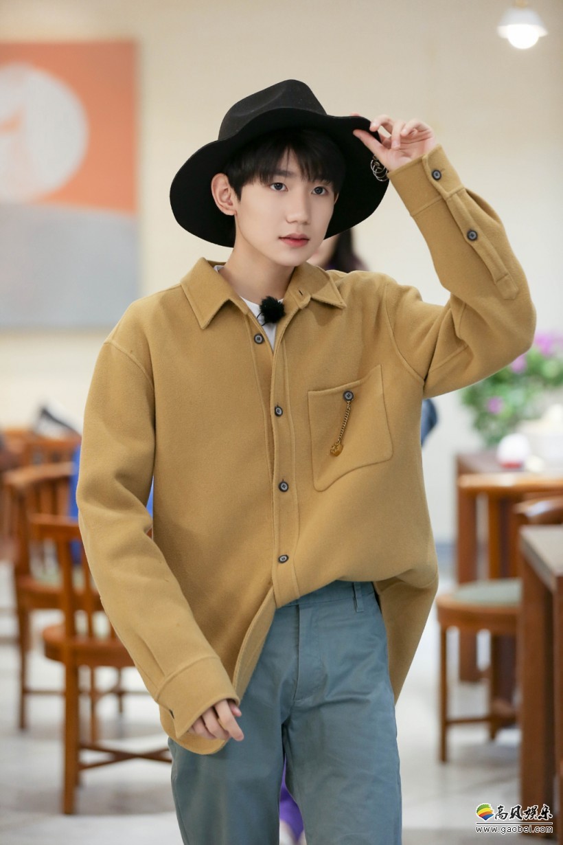 工作室晒照：王源扎着冲天揪萌翻！写作业侧颜美炸天