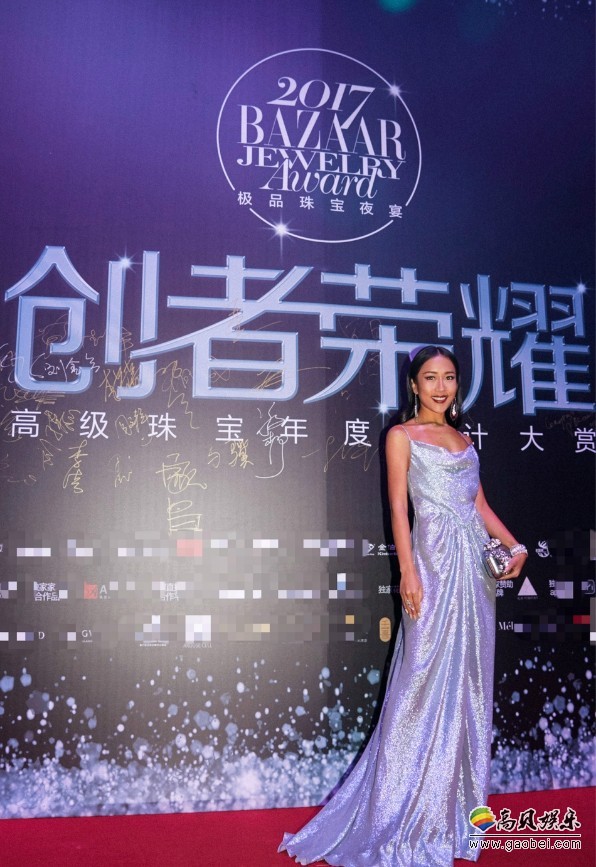 吉克隽逸出席时尚夜宴：完美身材比例，仿若人鱼公主