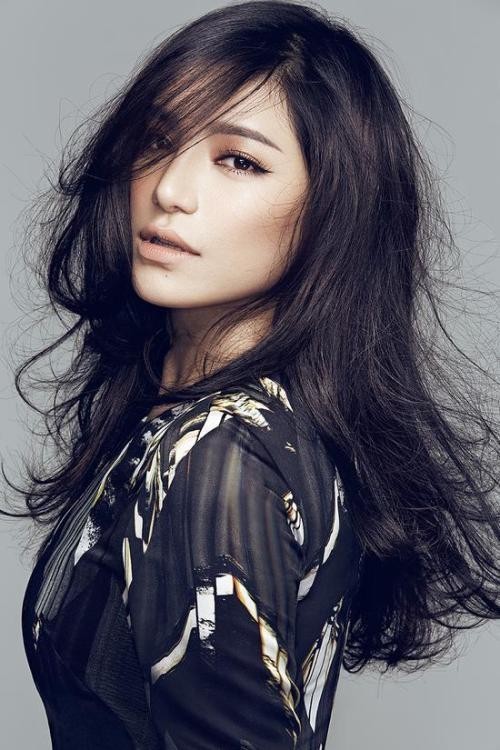 江映蓉晒照:身穿牛仔衣,长刘海遮住一边脸,化淡妆 江映蓉晒照:身穿牛仔衣,长刘海遮住一边脸,化淡妆