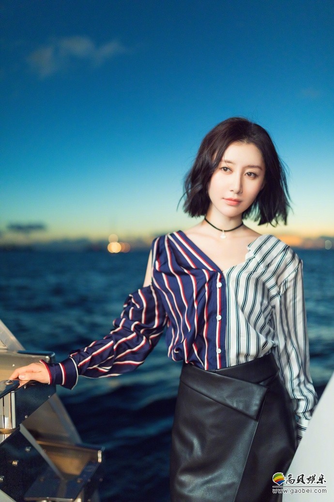 舒畅晒出照片：凝望着镜头，笑意浅浅，眼神温柔