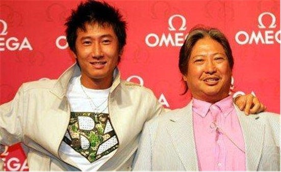 媒体拍到洪金宝长子洪天明：新天地酒吧买醉作乐