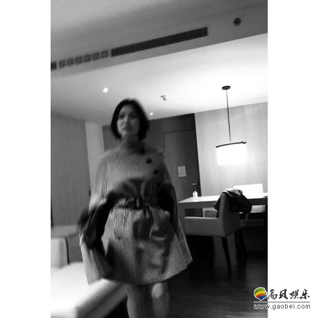 宋慧乔晒照写下“Good Night”  格子样式的裙子显出美丽的姿态