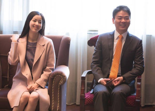 刘强东＆奶茶妹妹章泽天：夫妻甜蜜恩爱深情对视