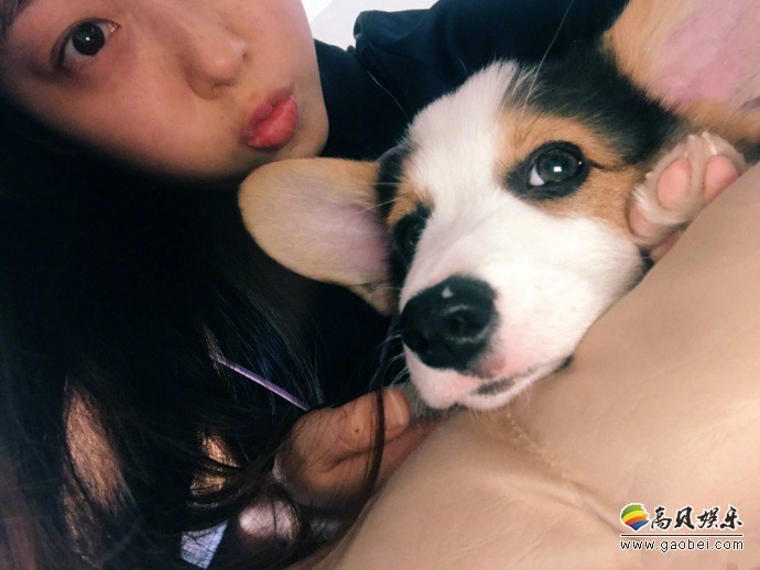 蒋梦婕素颜晒出爱犬合照：自嘲铲屎官吐槽画眼线