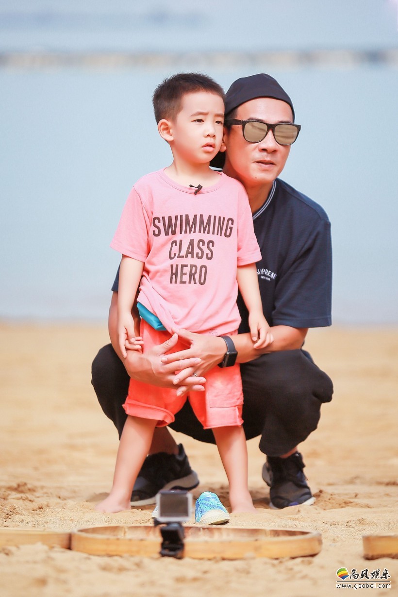 陈小春告白“我爱你”Jasper回应:我在看电视 陈小春告白“我爱你”Jasper回应:我在看电视