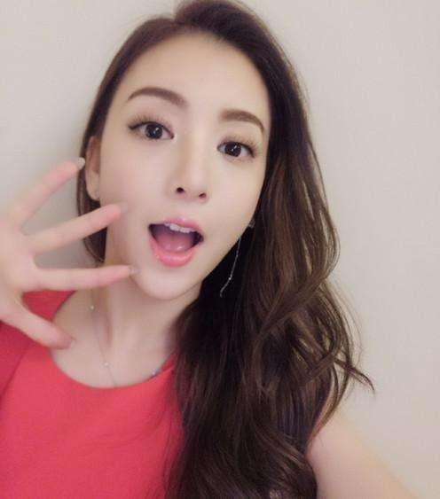 方媛网上晒工作美照：大秀小蛮腰，身材特别好