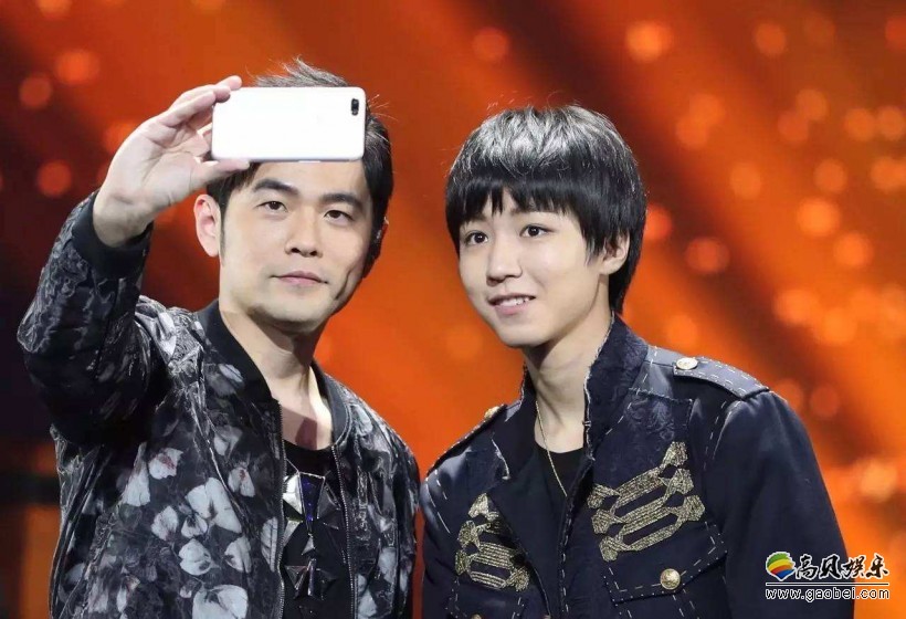 王俊凯追星新高度!跟着偶像周杰伦:逛潮牌店 王俊凯追星新高度!跟着偶像周杰伦:逛潮牌店