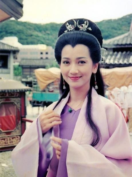 赵雅芝《新白娘子传奇》未卜先知做出比心手势