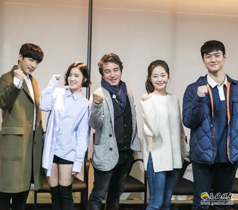 新剧《Cross》公开和乐融融读剧本现场照  杨真诚、金智澖主演