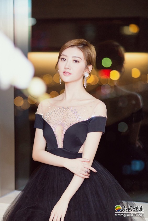 景甜出席年度盛典：露出香肩小蛮腰，优雅迷人