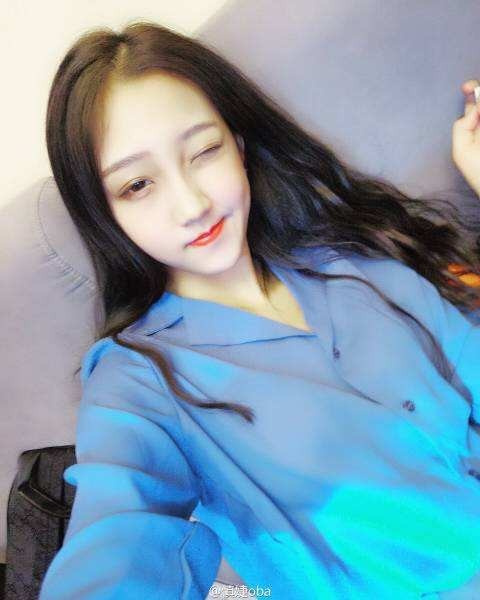 慎婕晒出正牌男友合影照：否认了与王思聪的绯闻