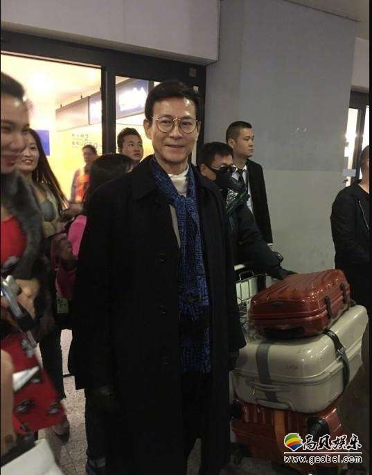 郑少秋被拍到机场现身：身材保养得宜，高挑精瘦