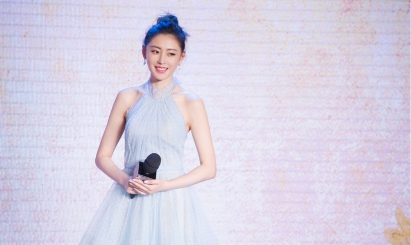 张天爱亮相《妖猫传》发布会：在舞台走起“猫步”