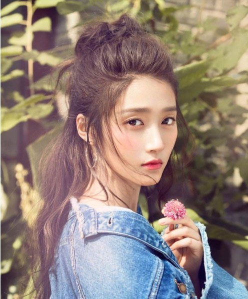 关晓彤微博晒萌照：左手黑色猫咪，右手白色小狗