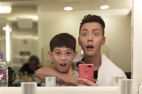 陈伟霆晒出小侄子合照：两人搞怪表情，如出一辙