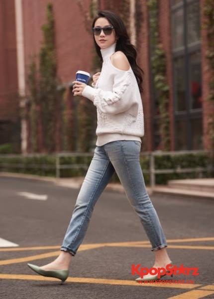 演员汤唯变身完美的都市女神  国内某咖啡品牌广告的拍摄中