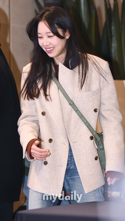 女艺人孔孝真出席了代言品牌举行的宣传活动 开朗大笑自然又可爱