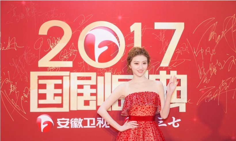 景甜出席2017国剧盛典：踏上红毯，令人过目难忘