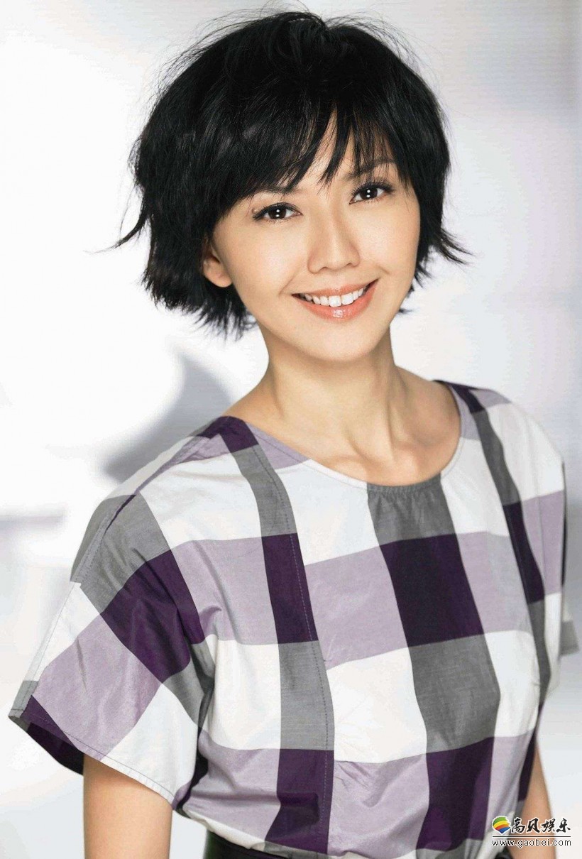 孙燕姿晒美照：靠在窗户上，对镜微笑，优雅气场