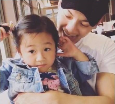 陈伟霆“亲子”博主：晒出与外甥女打游戏的视频