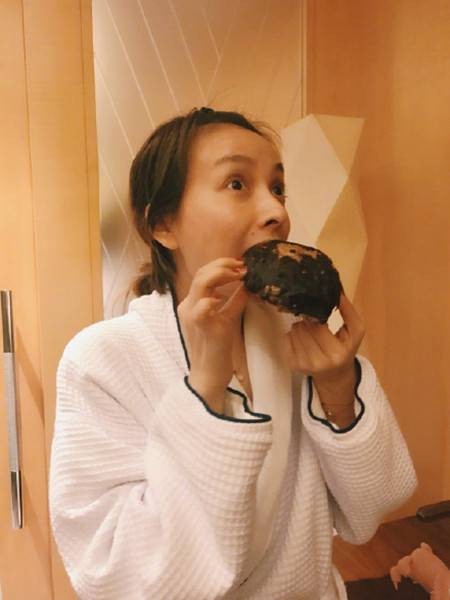 吴昕扎小辫吃脏脏包表情太可爱！身材真让人羡慕