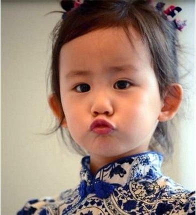 黄磊微博晒出女儿黄少艾照片！腹黑配文“找亮点”