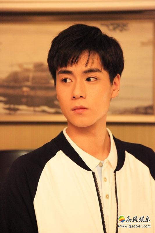 胡一天昔日试镜影片曝光：磁性低音唱粤语歌获赞