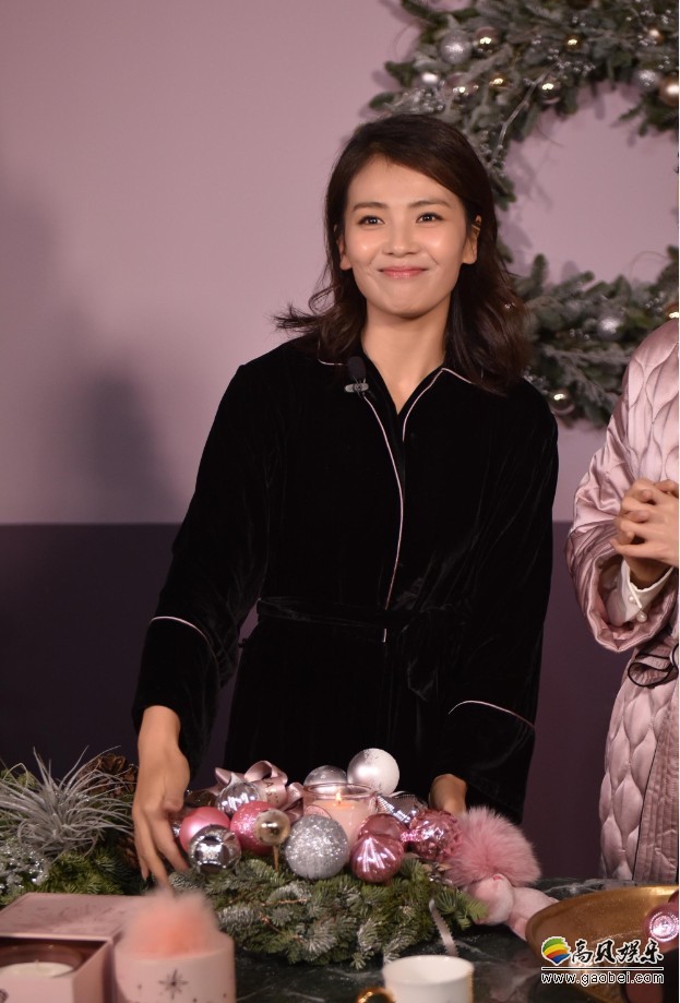 刘涛现身某直播：身穿黑色连体睡衣和粉丝们热聊