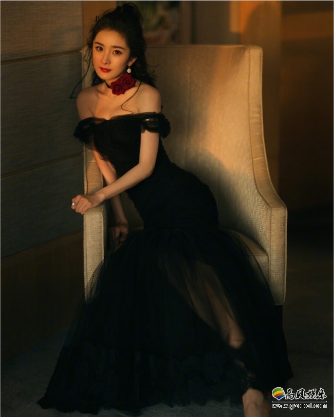 杨幂写真大片：黑色礼裙，如画中走来，复古浪漫