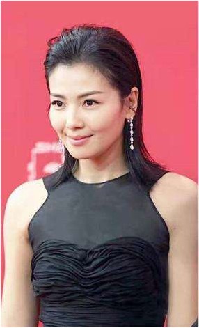 刘涛晒自拍：戴着耳环是儿子送的，笑得一脸幸福