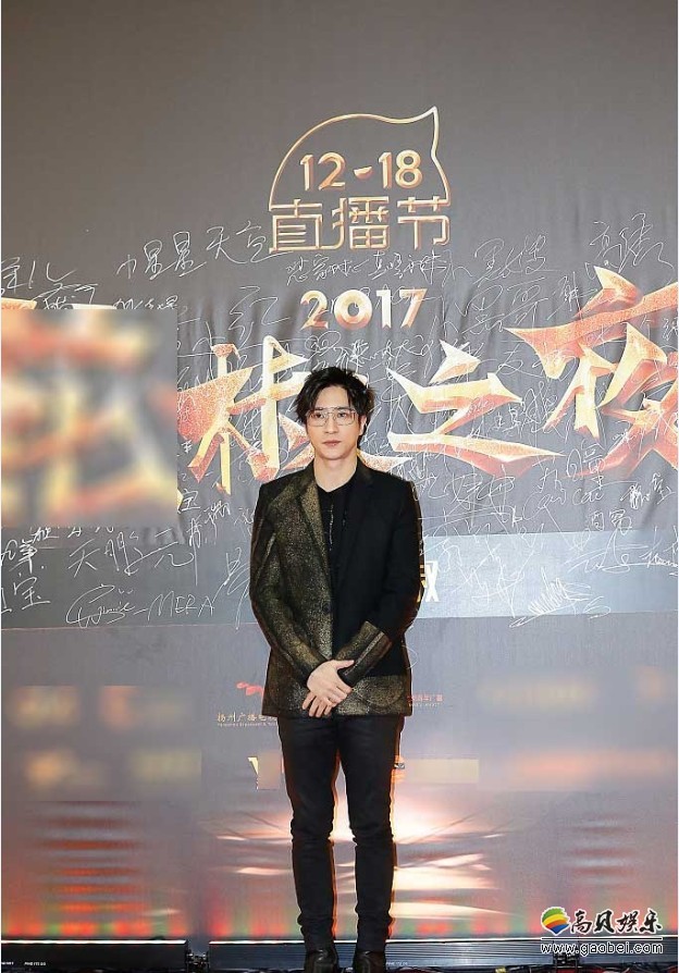 薛之谦出席某活动红毯:却突然被女子冲上前强吻 薛之谦出席某活动红毯:却突然被女子冲上前强吻