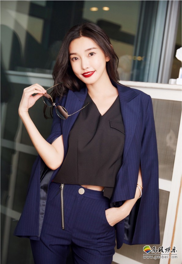 童菲写真大片：女总裁范，撩力十足。红唇白肌