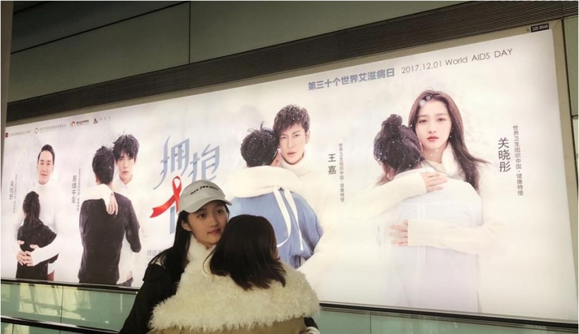 关晓彤机场偶遇自己“正能量”公益广告真人版