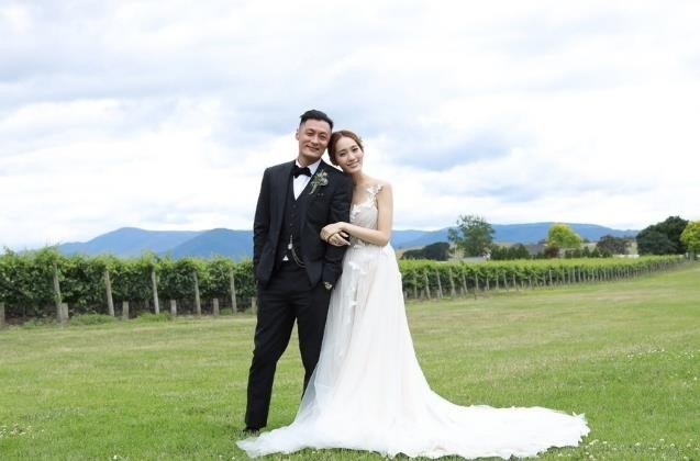 余文乐炫妻狂魔！老婆手制贺卡：怎么画这么好
