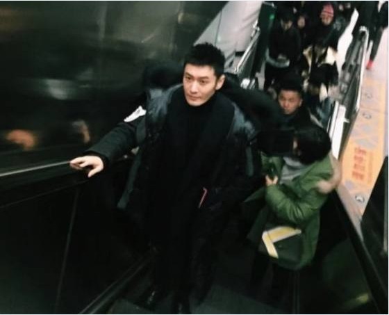 网友晒黄晓明坐地铁照片：长款大衣！站姿帅气