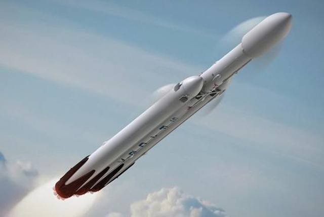 伊隆.马斯克：SpaceX猎鹰重型火箭组装完成照片