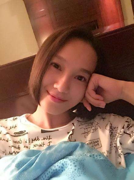 朱丹怀抱宝宝晒自拍：素颜出镜表情俏皮眼神灵